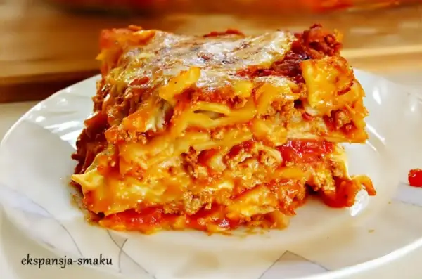 Pyszna porcja lasagne bez beszamelu, z bogatym sosem mięsnym i ciągnącym się serem. Idealna na rodzinny obiad.