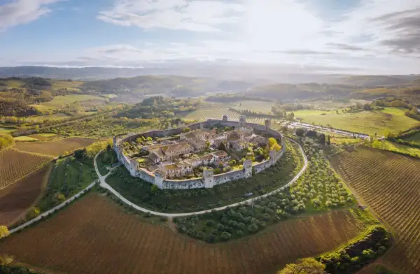 Mittelalterliche Burg auf einem Hügel, umgeben von Weinbergen und Olivenhainen. Ein malerischer Anblick der natur italien.