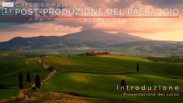 Paesaggio toscano al tramonto, con colline verdi e un casale. Testo: "Corso completo di POST-PRODUZIONE DEL PAESAGGIO dal RAW all'immagine finale. Introduzione". Perfetto per imparare le azioni Photoshop.