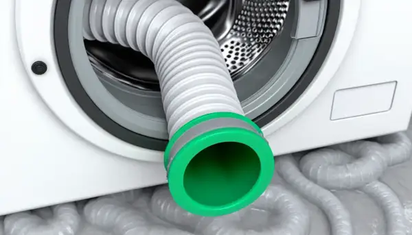 Elastyczny wąż odpływowy pralki, gotowy do podłączenia do odpływu.