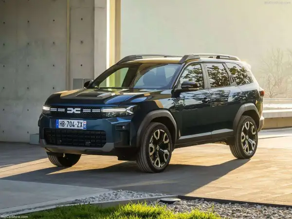 Dacia Bigster, un SUV spazioso e robusto, pronto per ogni avventura. Scopri le sue motorizzazioni efficienti e versatili.