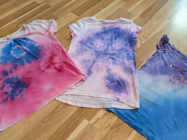 Batik-Shirts in Rosa, Lila und Blau, perfekt für das Batiken mit Kindern. Ein Spaß für die ganze Familie!