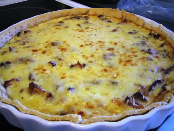 En gyllene kantarellpaj med bacon, perfekt för en höstig middag.