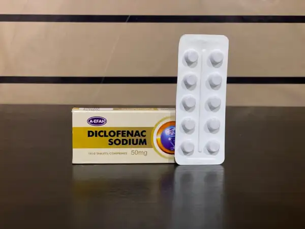 Opakowanie leku Diclofenac Sodium 50mg i blister z tabletkami. Ten lek został wycofany z obrotu.