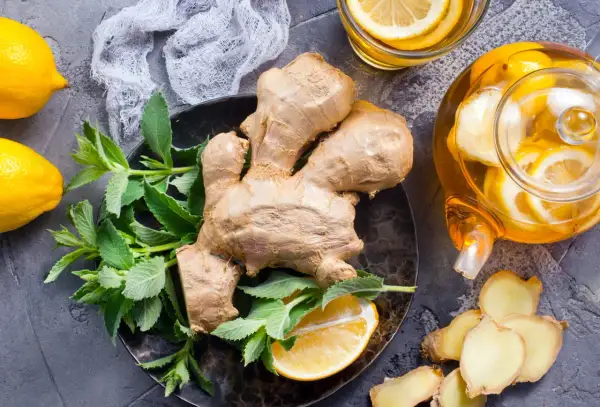 Zenzero, limone e menta per una tisana benefica. Scopri le zenzero proprietà per il benessere.