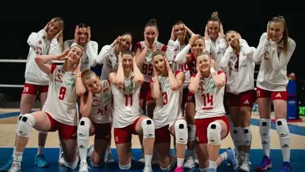 Siatkarki reprezentacji Polski w Lidze Narodów kobiet, z rękami na uszach, celebrują zwycięstwo.