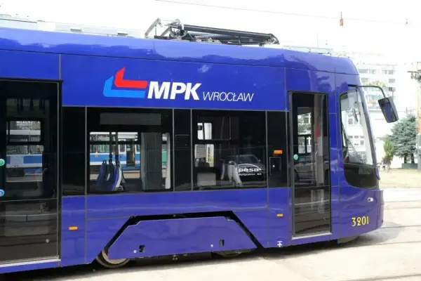 Niebieski tramwaj MPK Wrocław z numerem 3201. Czy we Wrocławiu uczniowie jeżdżą za darmo? Ten tramwaj może być odpowiedzią na pytanie o darmowy transport.