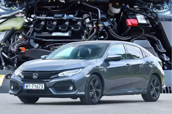 Szary sedan Honda Civic 10 z widocznym silnikiem w tle.