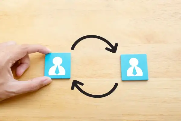 Dadi con icone di persone e frecce circolari, illustrano il turnover significato di cambio.