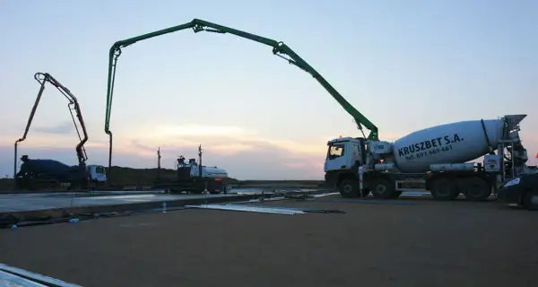 Beton z gruszki czy betoniarki? Klucz do opłacalnej budowy.