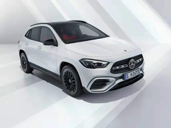 Nuova Mercedes GLA 2026 bianca con interni rossi, un SUV compatto ed elegante pronto per il futuro.
