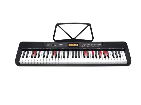 Czarny keyboard z podświetlanymi klawiszami, idealny do nauki jak grać na keyboardzie. Stojak na nuty dodaje funkcjonalności.