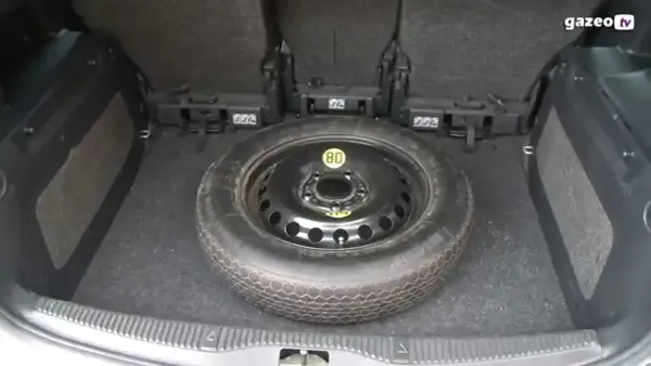 Ford S-Max: Gdzie jest koło zapasowe? Lokalizacja i zestaw naprawczy