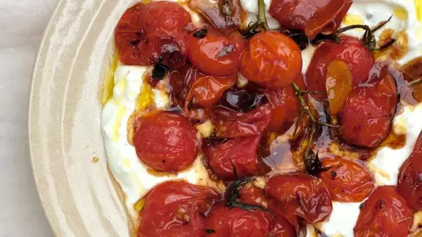 Geröstete Kirschtomaten auf cremigem Feta-Dip, beträufelt mit Olivenöl. Ein köstlicher Tomaten Feta Dip.