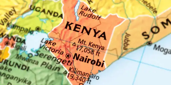 Mapa pokazuje, gdzie leży Kenia, obok Ugandy, Tanzanii i Somalii. Widać Nairobi i Górę Kenia.