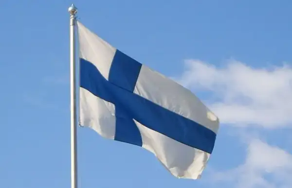 Flaga Finlandii: Co symbolizuje biel i błękit? Poznaj jej sekrety
