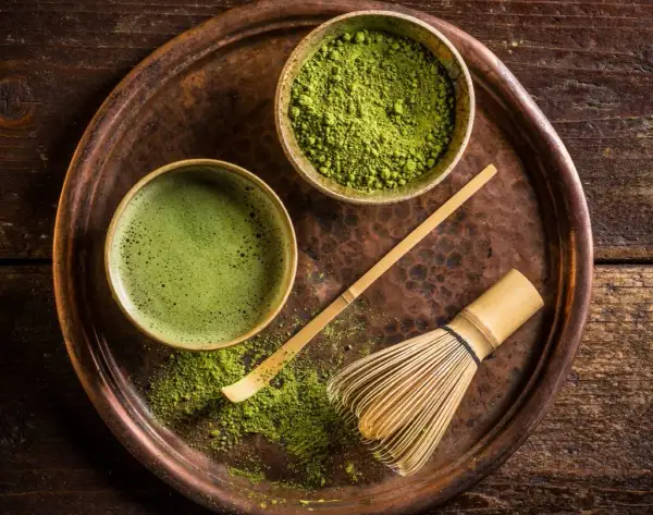 Czy matcha odchudza? Odkryj, jak może wspierać Twoją dietę