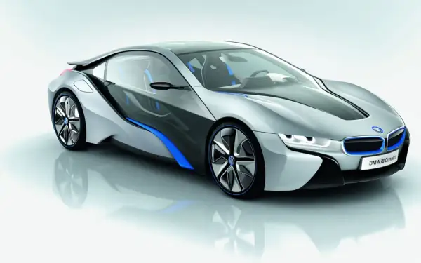 Futurystyczne BMW i8 w kolorze srebrnym z niebieskimi akcentami, z aerodynamicznym nadwoziem i sportowymi felgami.