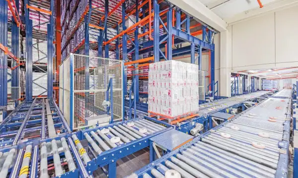 Automatyczny magazyn z systemem przenośników taśmowych i paletą towarów.