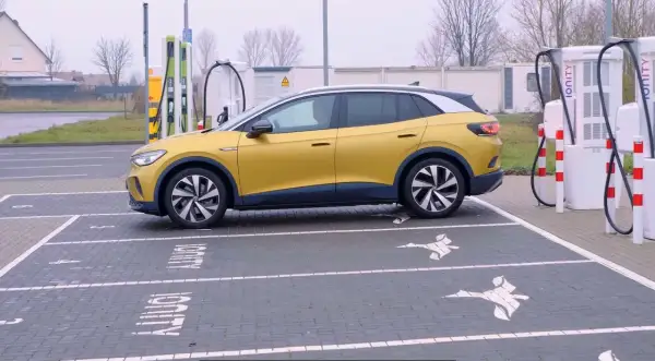 Żółty VW ID.4 parkuje na stacji ładowania Ionity.