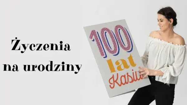 Kobieta z uśmiechem prezentuje kartkę z napisem "100 lat Kasiu!". To idealne śmieszne życzenia urodzinowe dla solenizantki.