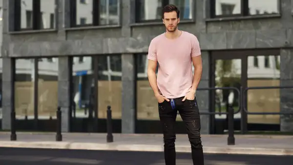 Jak wpuścić T-shirt w spodnie? 4 triki, które musisz znać