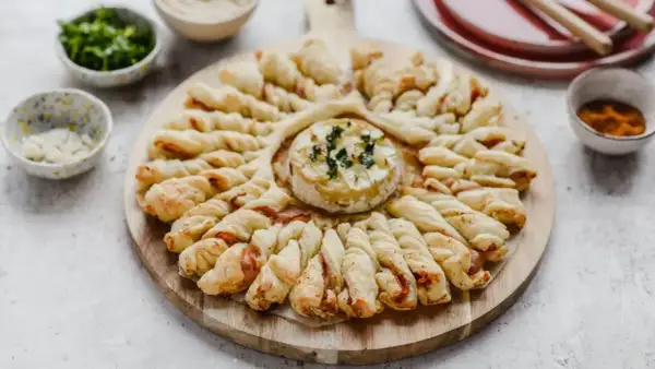 Pyszny ser camembert w cieście francuskim, idealny na przekąskę. Czy pies może jeść ser camembert? Lepiej nie ryzykować, choć wygląda apetycznie.