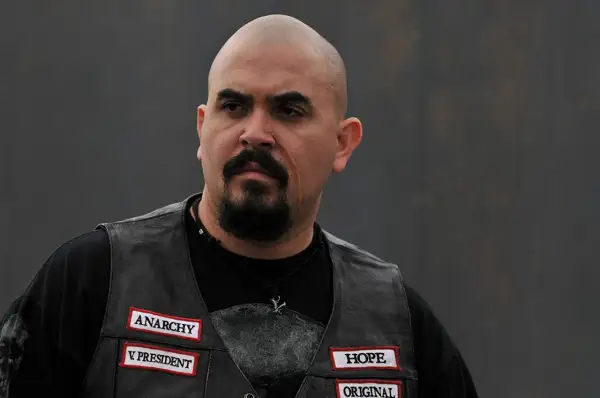 Noel Gugliemi w kamizelce z naszywkami "Anarchy", "V President", "Hope", "Original".