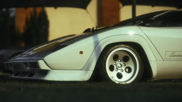 Białe, szybkie auta sportowe Lamborghini Countach na trawie. Ikona motoryzacji z lat 80.