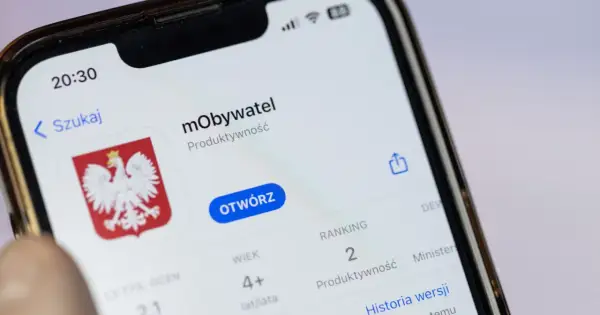 Ekran telefonu z aplikacją mObywatel. Widoczny jest herb Polski i przycisk "Otwórz". To idealny moment na mobywatel aktualizacja.