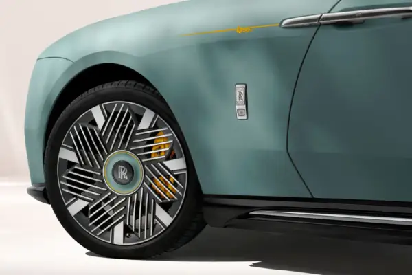 Detale Rolls-Royce: turkusowe nadwozie, unikalne felgi, żółte zaciski hamulcowe i złoty pasek.