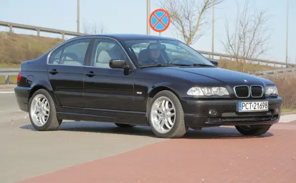 Czarne BMW E46 po lifcie, idealne do wyboru żarówki.