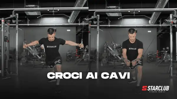 Uomo in palestra esegue croci ai cavi per allenare il petto. Movimento fluido e concentrato.