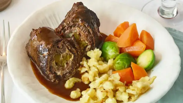 Rinderrouladen mit Spätzle und Gemüse, ein Klassiker der Hausmannskost, der perfekt zum Kochen auf Holzherd Rezepte passt.