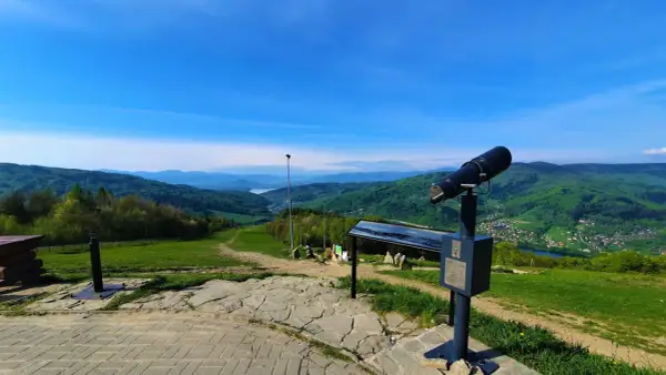 Widok z góry Żar, ile się wchodzi, tyle piękna. Lornetka czeka na odkrycie krajobrazu.