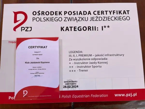 Certyfikat dla Klubu Jeździeckiego Equireno od Polskiego Związku Jeździeckiego, potwierdzający kategorię I** i wysoką jakość infrastruktury.