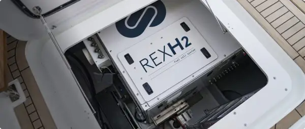 Système de pile à combustible REXH2, un générateur hydrogène innovant installé dans un compartiment de bateau.