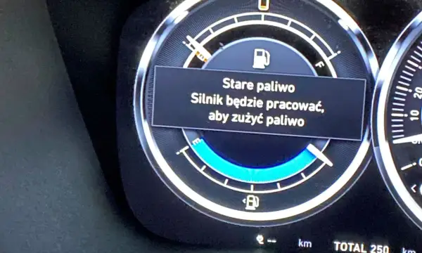 Wyświetlacz samochodu pokazuje komunikat "Stare paliwo. Silnik będzie pracować, aby zużyć paliwo".