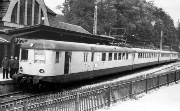 Pociąg na stacji, być może w Karpaczu, czeka na pasażerów. Sprawdź karpacz-jelenia góra rozkład jazdy.