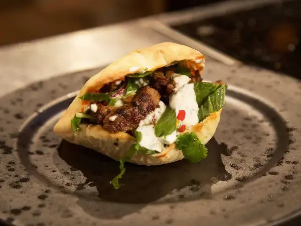 En saftig kebabrulle med kött, grönsaker och vit sås. Perfekt för dig som söker ett gott kebabkrydda recept.