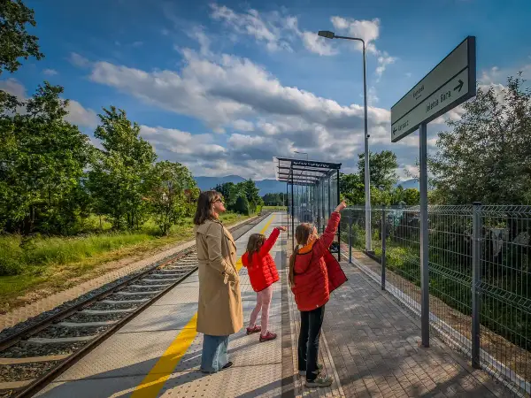 Rodzina na peronie w Szklarskiej Porębie, czekając na pociąg do Karpacza.