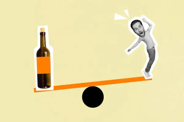 Bilancia con una bottiglia di vino da un lato e un uomo spaventato dall'altro. La domanda è: è più calorica la birra o il vino?