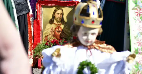 Obrazek z Jezusem i figurką Dzieciątka Jezus. W Boże Ciało się pracuje, ale też świętuje.
