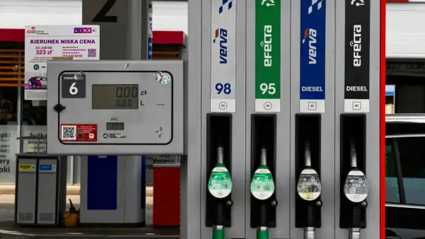 Dystrybutory paliwa na stacji benzynowej z widocznymi rodzajami paliwa: benzyna i diesel.