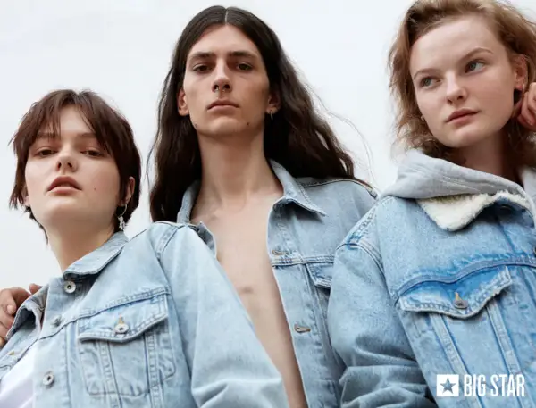 Trzy młode osoby w jeansowych kurtkach. To reklama marki Big Star, która słynie z modnych ubrań.