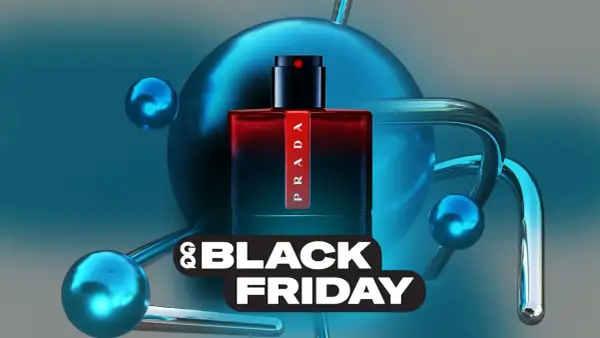 Prada Luna Rossa Ocean 100ml w czerwonej butelce, otoczony niebieskimi kulami i metalowymi elementami, na tle z napisem Black Friday.