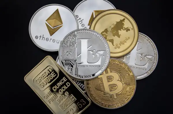 Złota sztabka Credit Suisse i monety kryptowalutowe (Bitcoin, Ethereum, Litecoin, Ripple) - czy warto inwestować w złoto i cyfrowe aktywa?