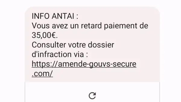 Faux avis de contravention stationnement : un SMS alerte d'un retard de paiement de 35€, invitant à consulter un dossier d'infraction via un lien suspect.