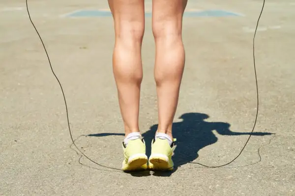 Jumping rope to affiner ses mollets. Des jambes musclées en action, prêtes à relever tous les défis sportifs.