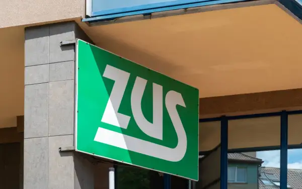 Zielony szyld ZUS z białym logo. Mały ZUS plus, symbol bezpieczeństwa i wsparcia.